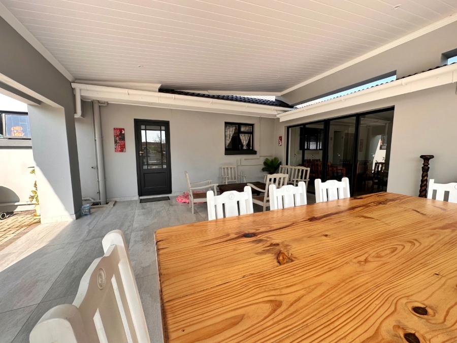 5 Bedroom Property for Sale in Fraaiuitsig Western Cape